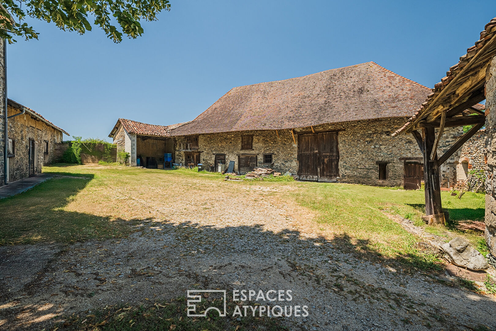 Maison de maître et son parc arboré sur la vallée de la Bourbre