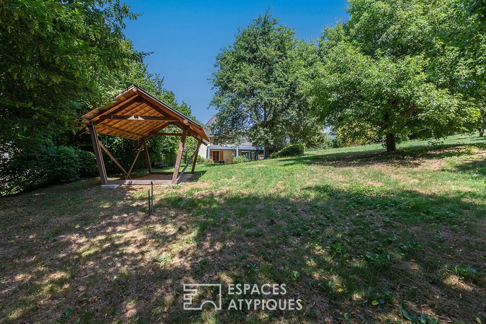 Ancien corps de ferme rénové avec ses deux habitations dauphinoises