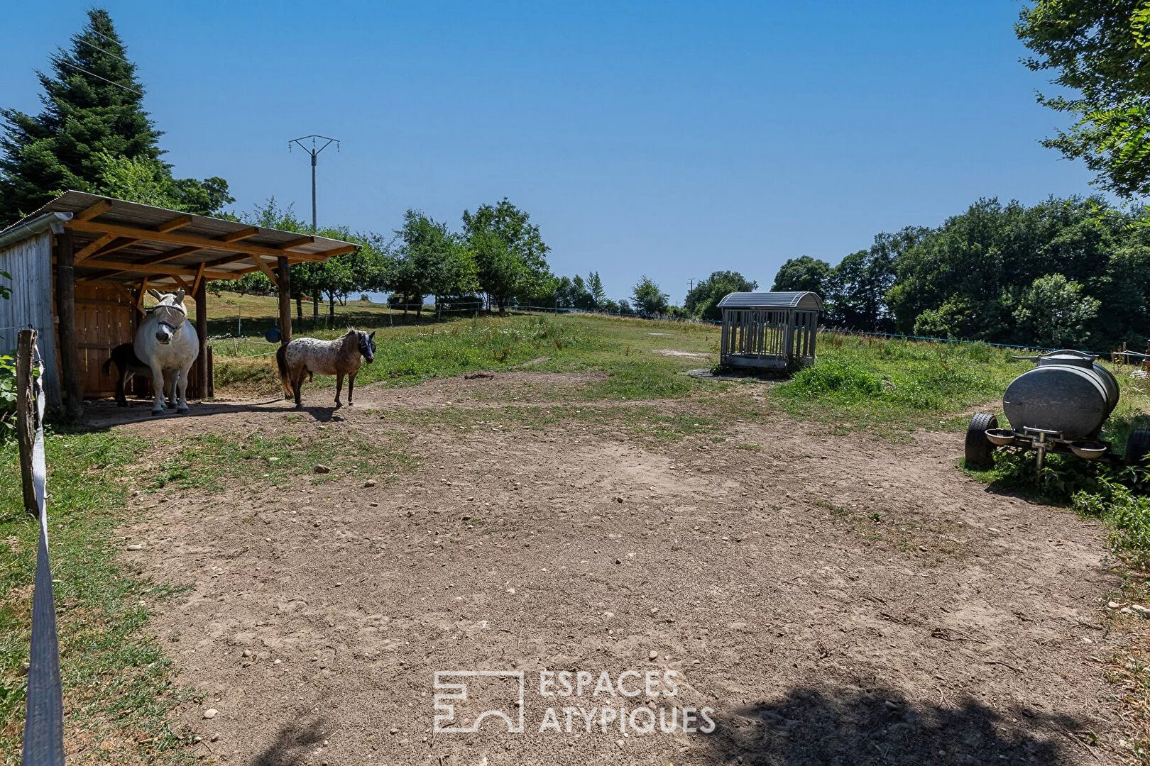 Ancien corps de ferme rénové avec ses deux habitations dauphinoises