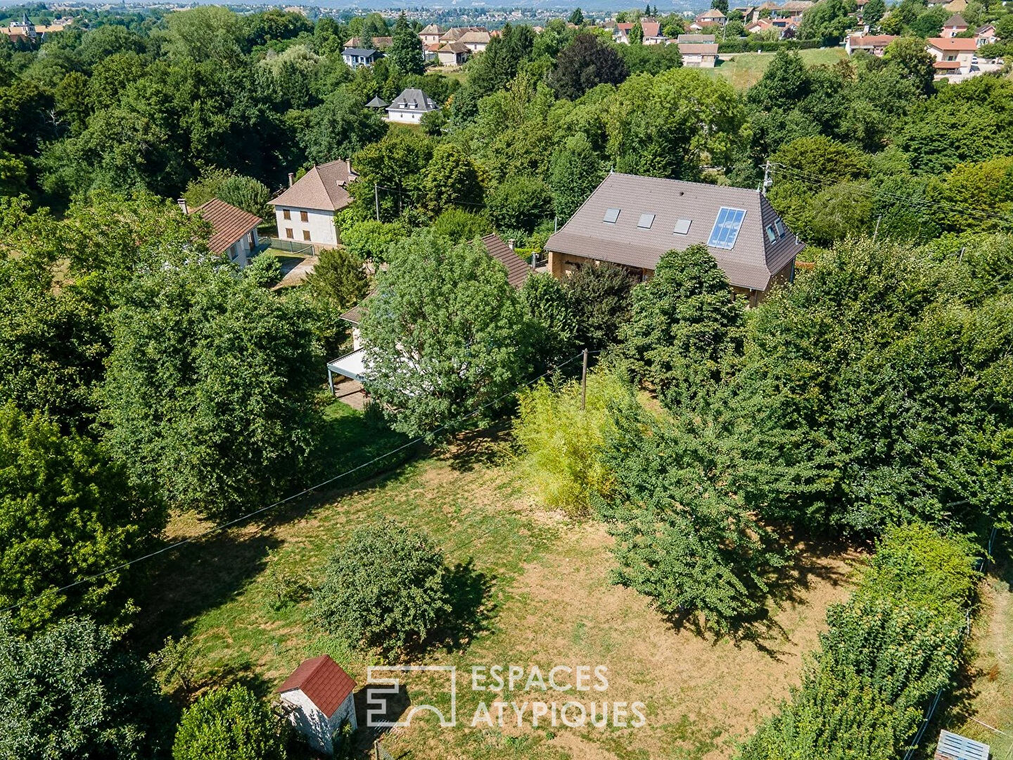 Ancien corps de ferme rénové avec ses deux habitations dauphinoises