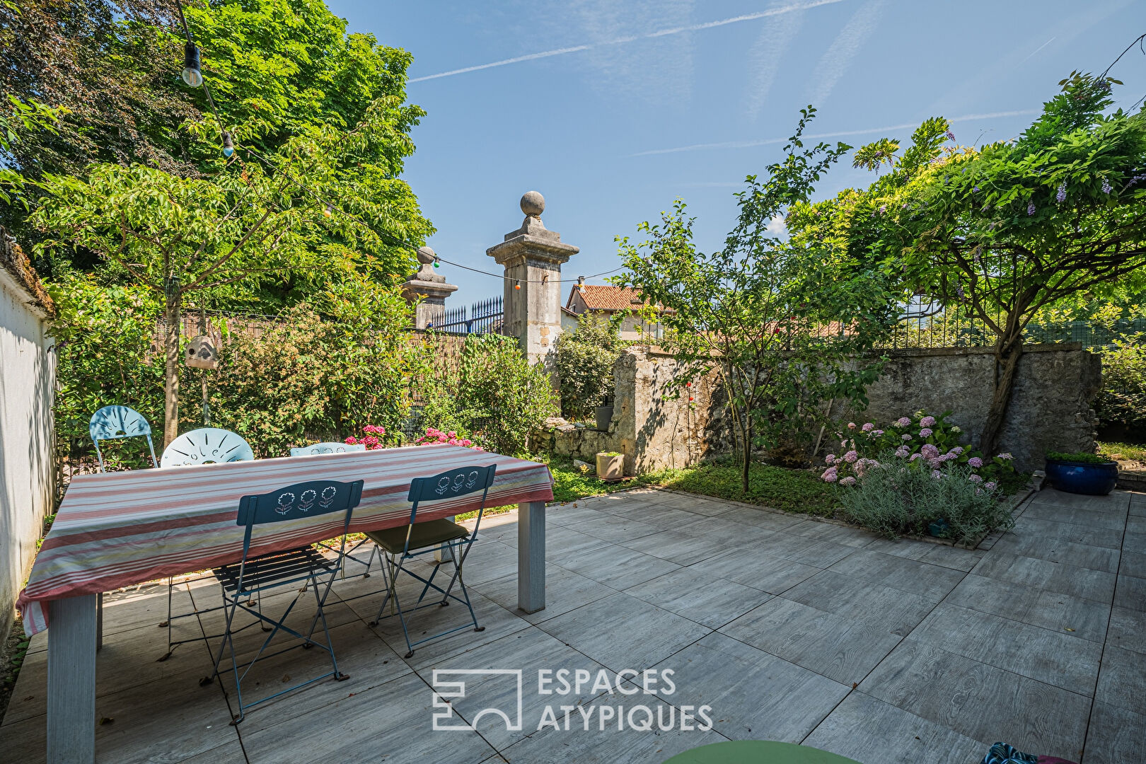 Townhouse and its small intimate garden in the Croizat district