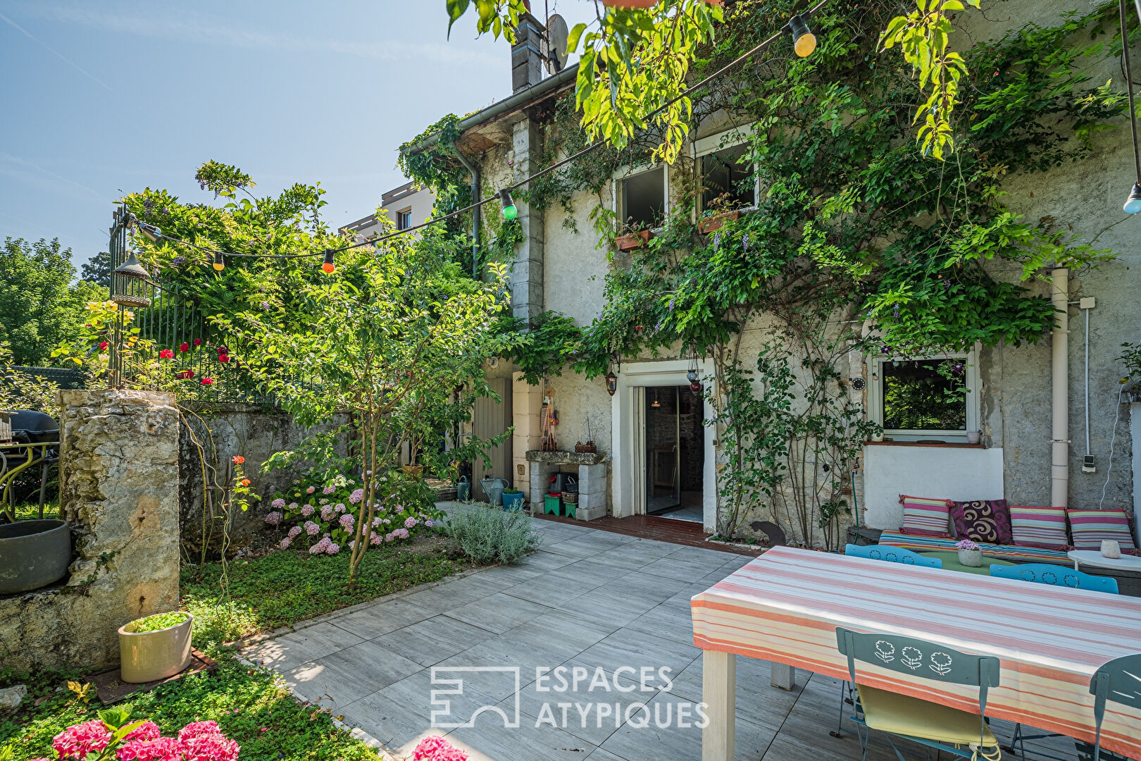 Townhouse and its small intimate garden in the Croizat district