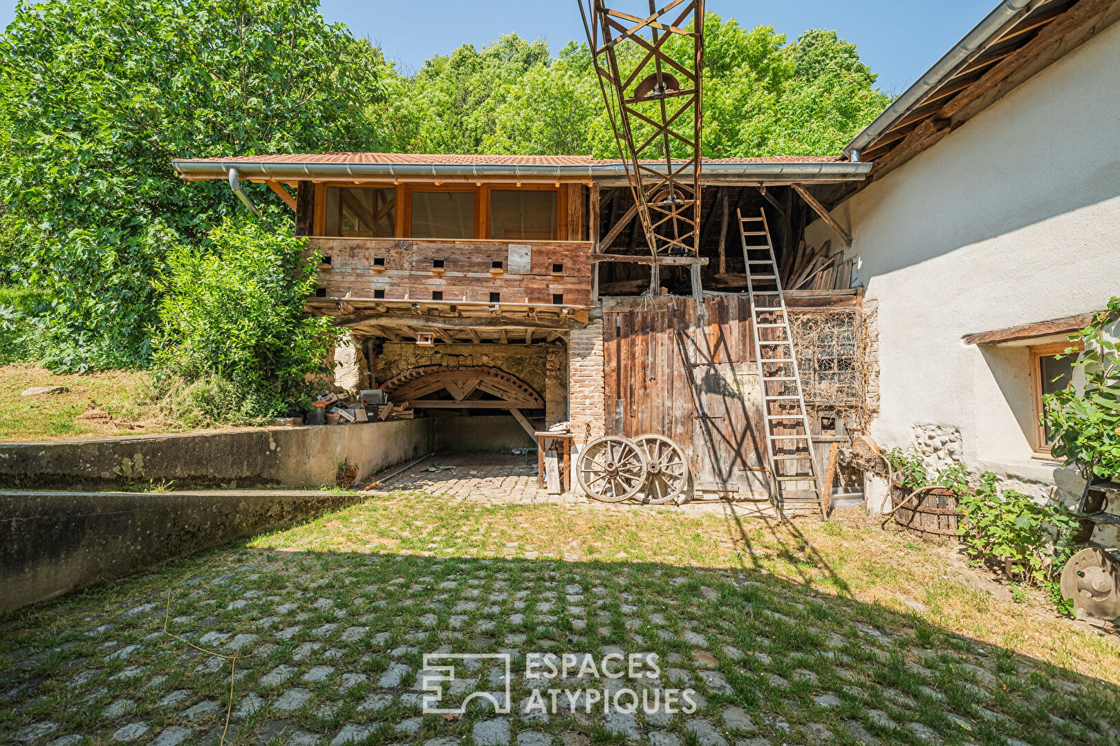 Ancien moulin du XIVe siècle au pied des Chambarans