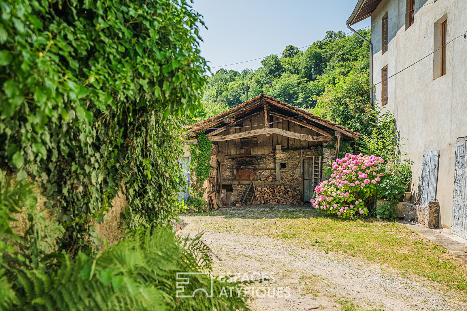 Ancien moulin du XIVe siècle au pied des Chambarans