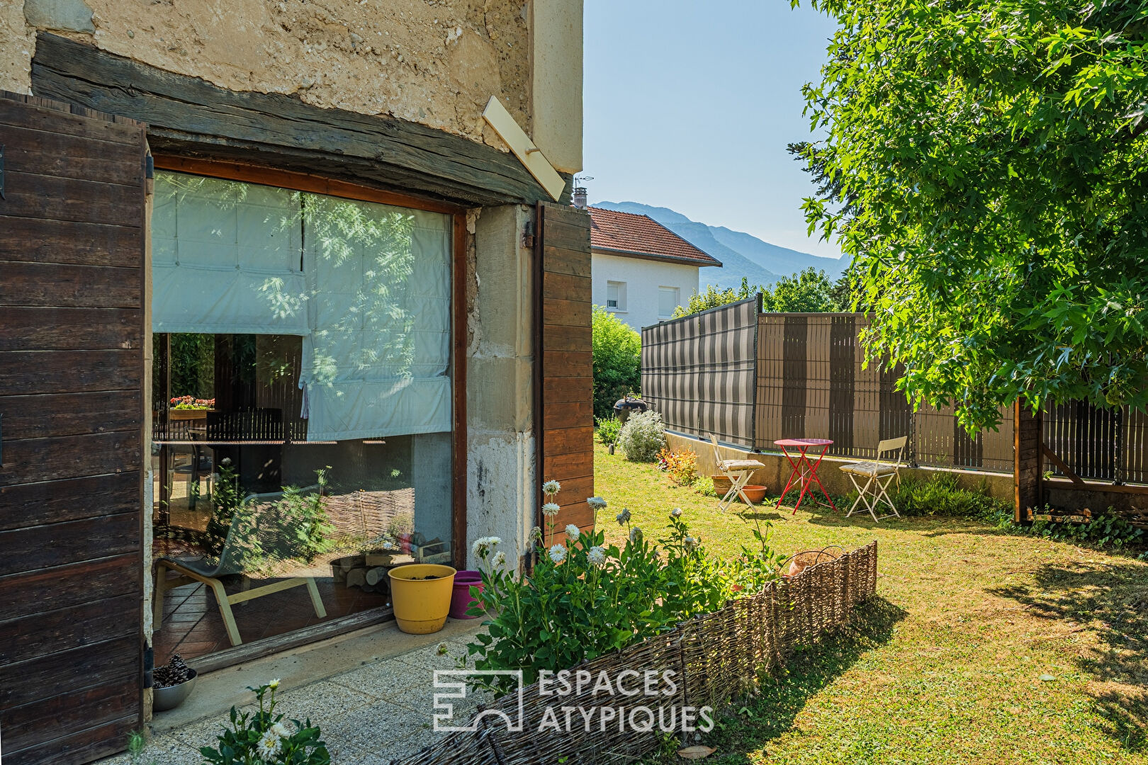 Grange en pisé revisitée avec jardin et piscine proche de Voiron