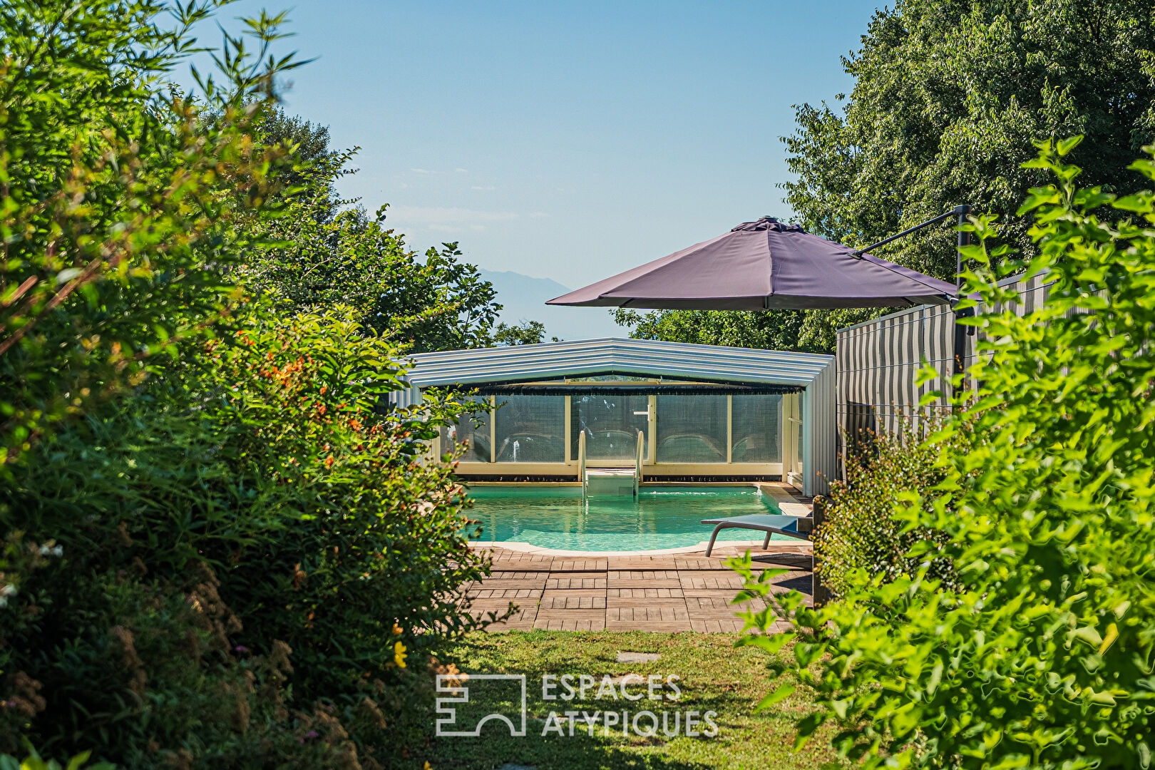 Grange en pisé revisitée avec jardin et piscine proche de Voiron