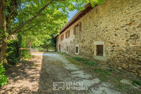 Stone house with exceptional potential in the town center