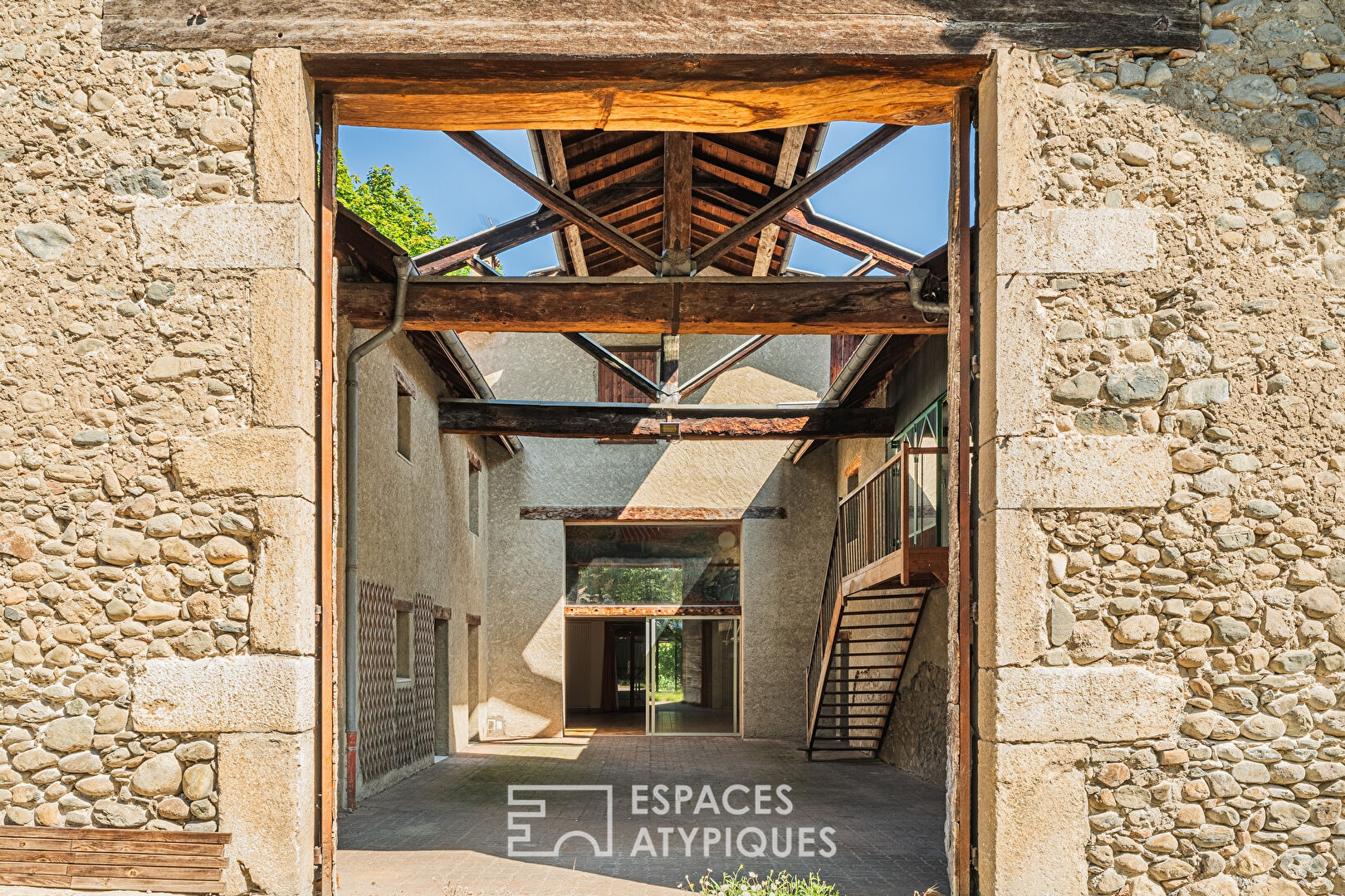 Stone house with exceptional potential in the town center