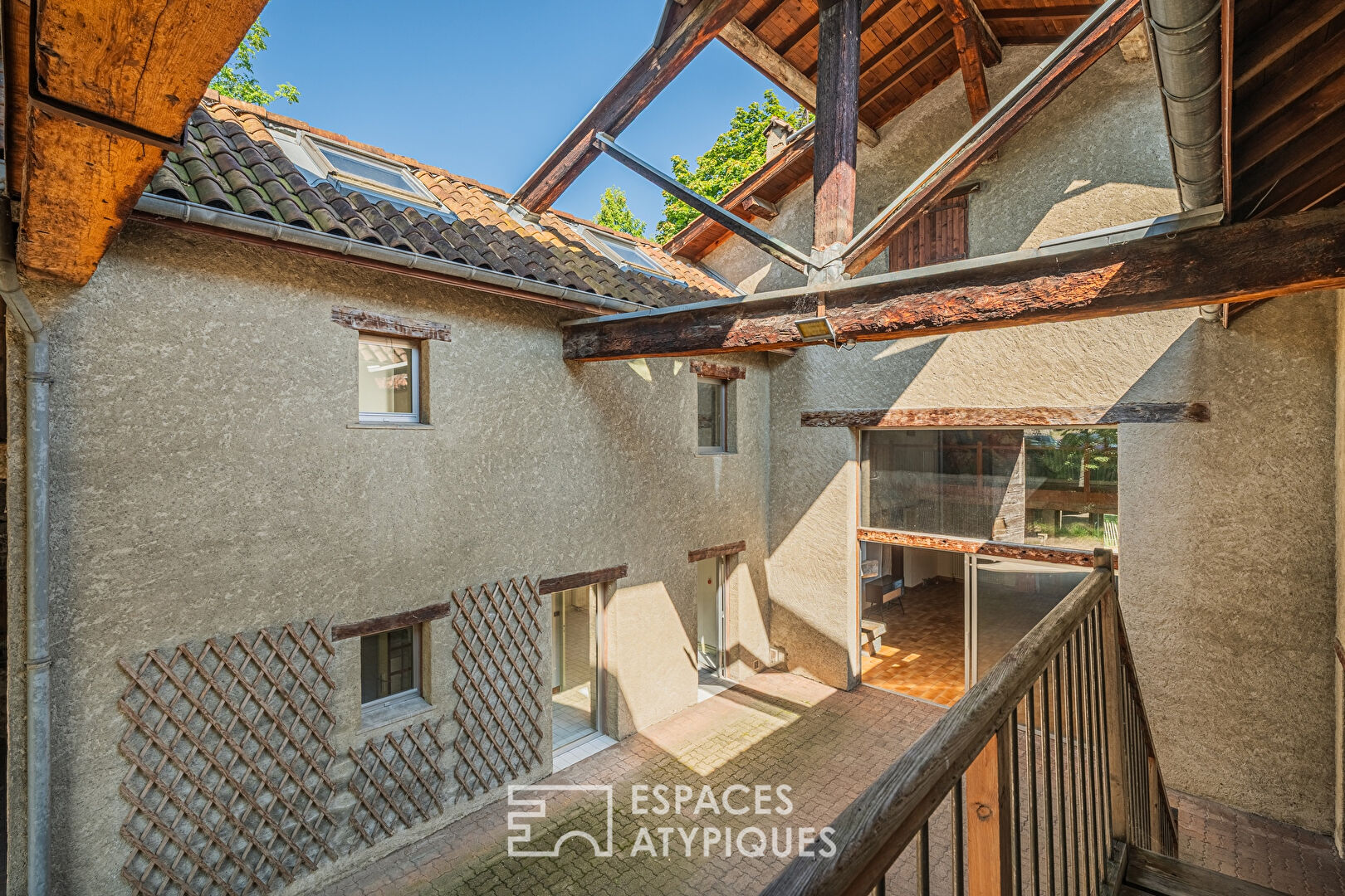 Stone house with exceptional potential in the town center