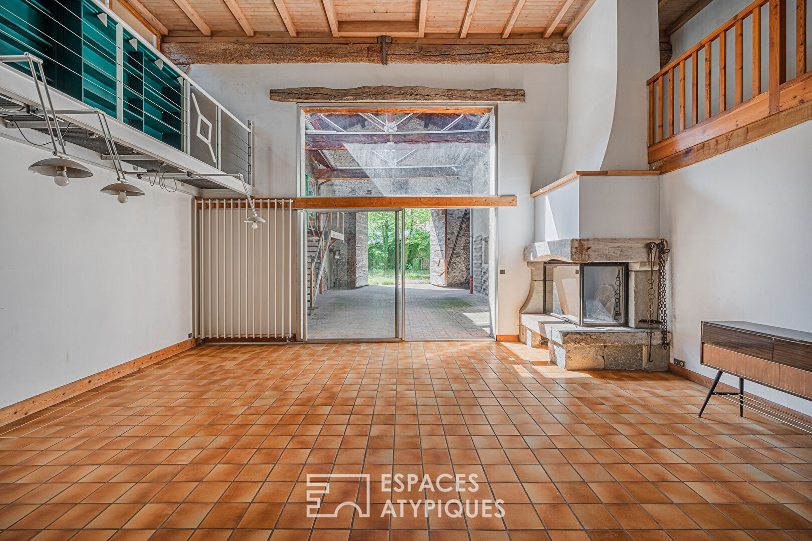 Stone house with exceptional potential in the town center