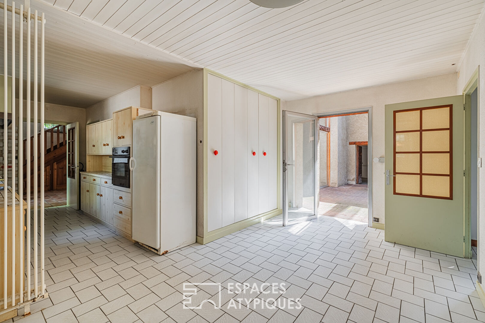 Stone house with exceptional potential in the town center