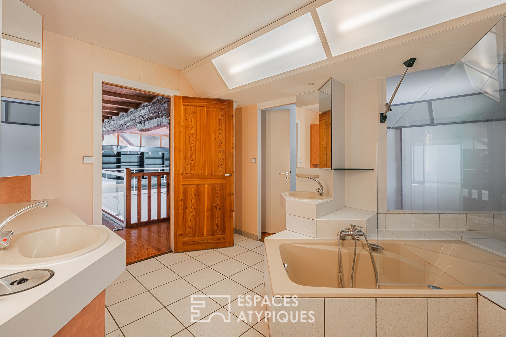 Stone house with exceptional potential in the town center
