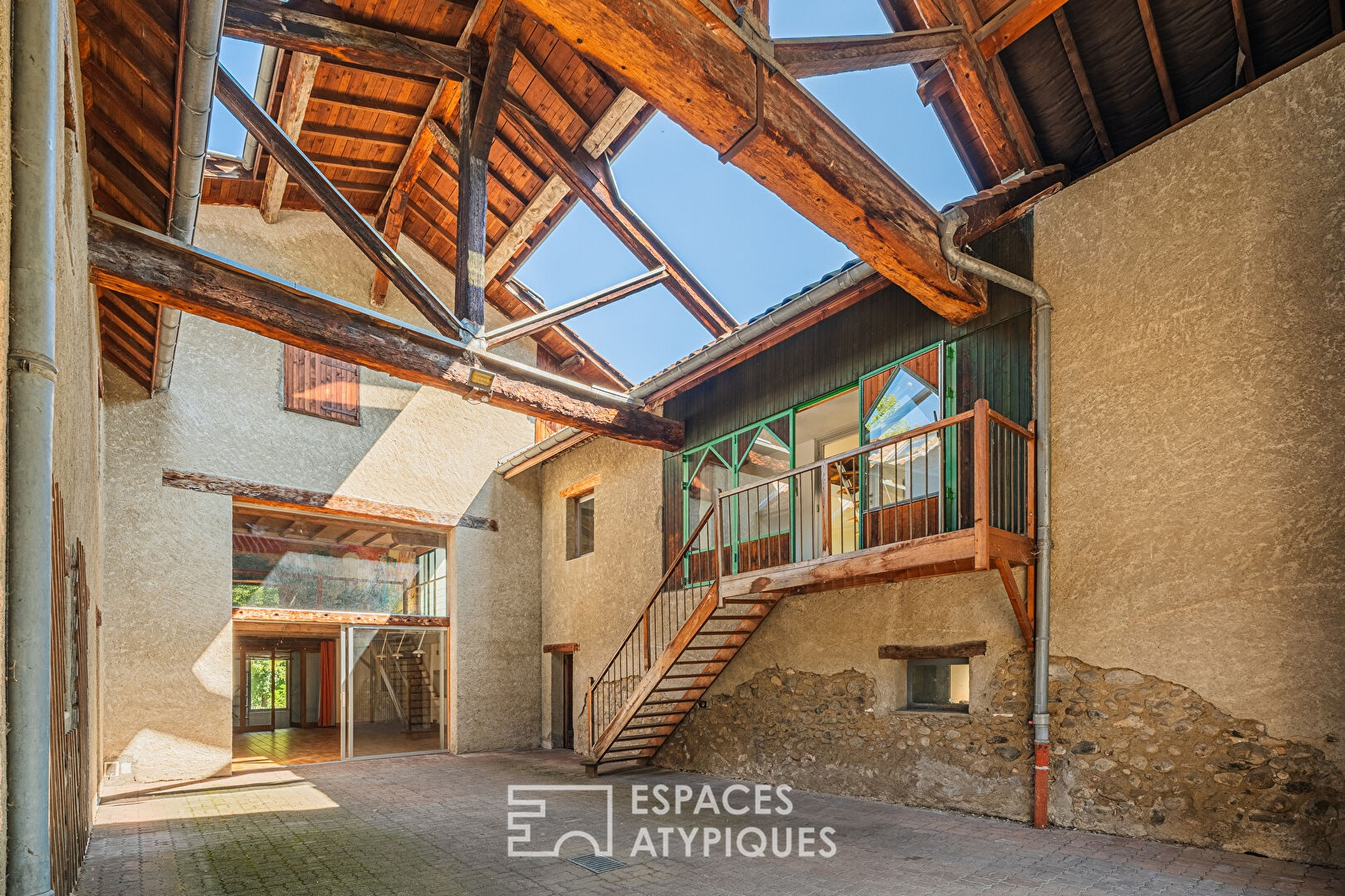 Stone house with exceptional potential in the town center