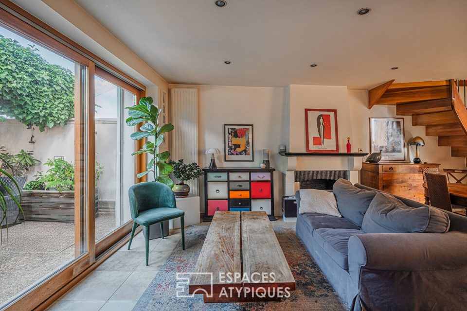 Maison de ville à la rénovation contemporaine avec terrain et dépendance