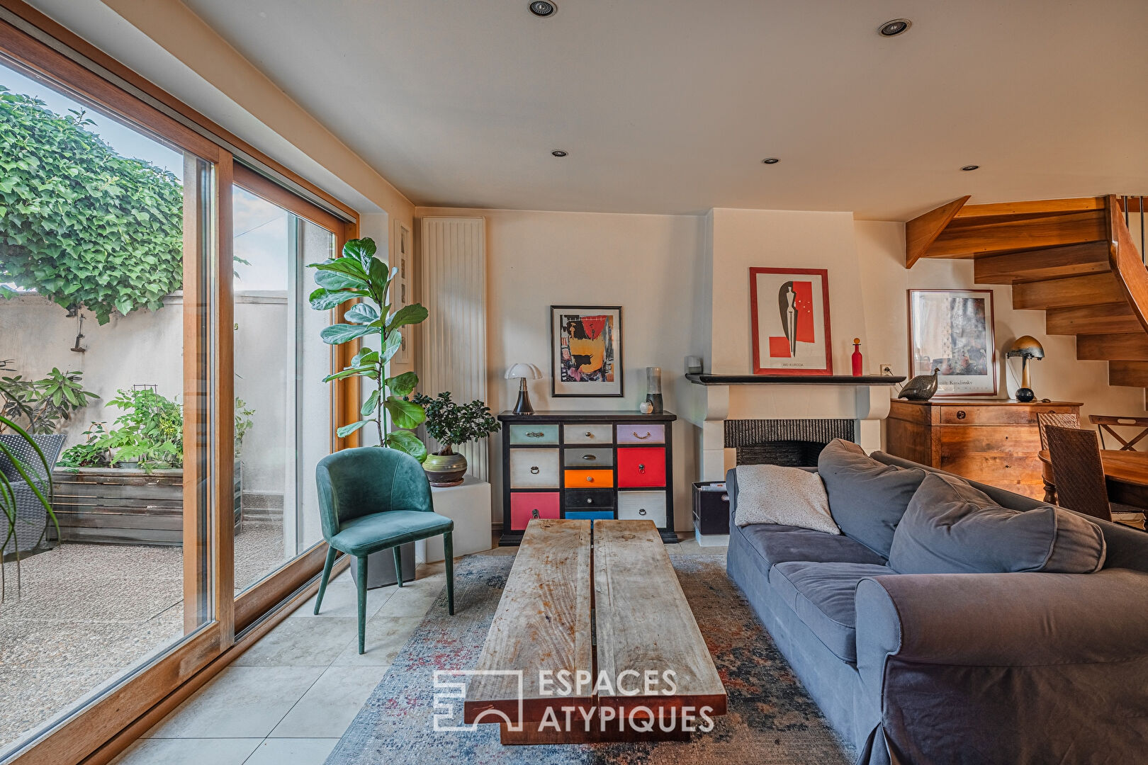 Maison de ville à la rénovation contemporaine avec terrain et dépendance