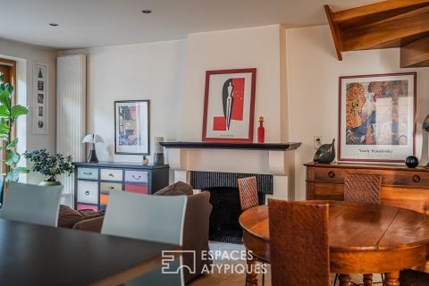 Maison de ville à la rénovation contemporaine avec terrain et dépendance