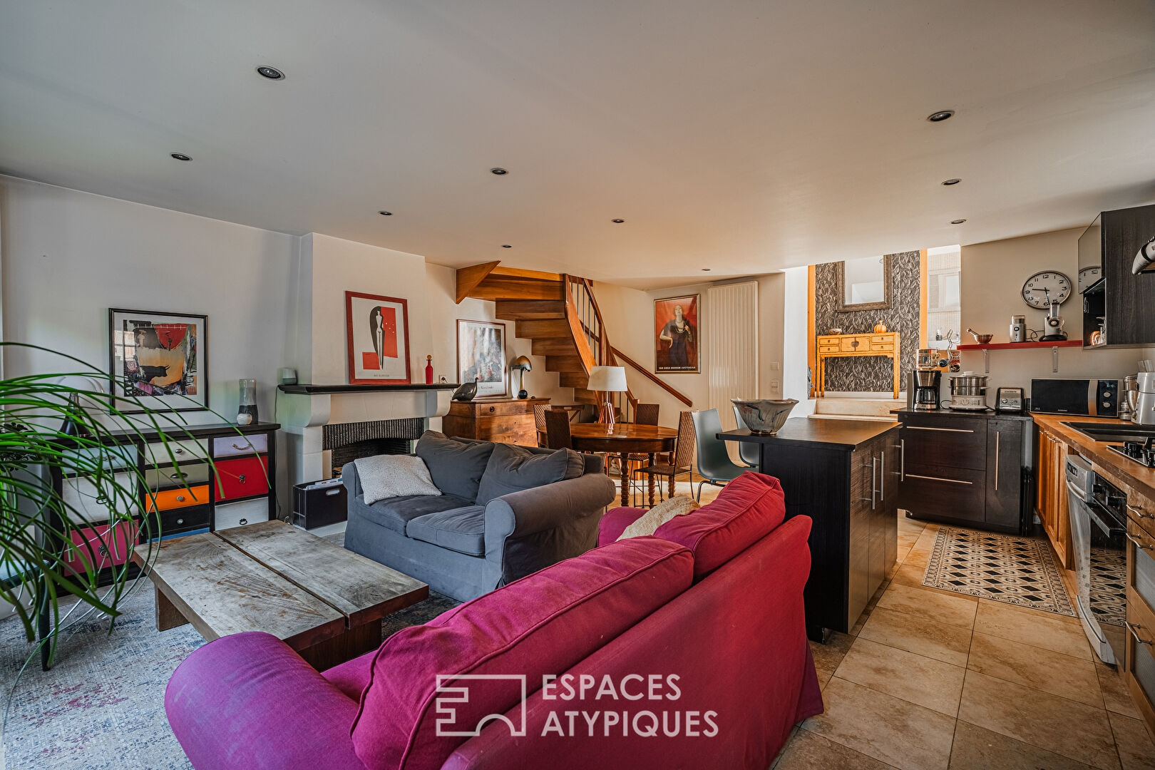 Maison de ville à la rénovation contemporaine avec terrain et dépendance