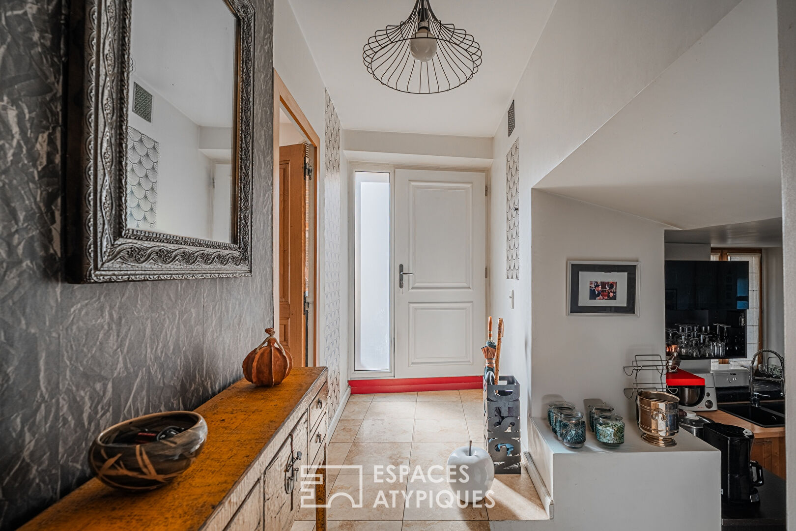 Maison de ville à la rénovation contemporaine avec terrain et dépendance