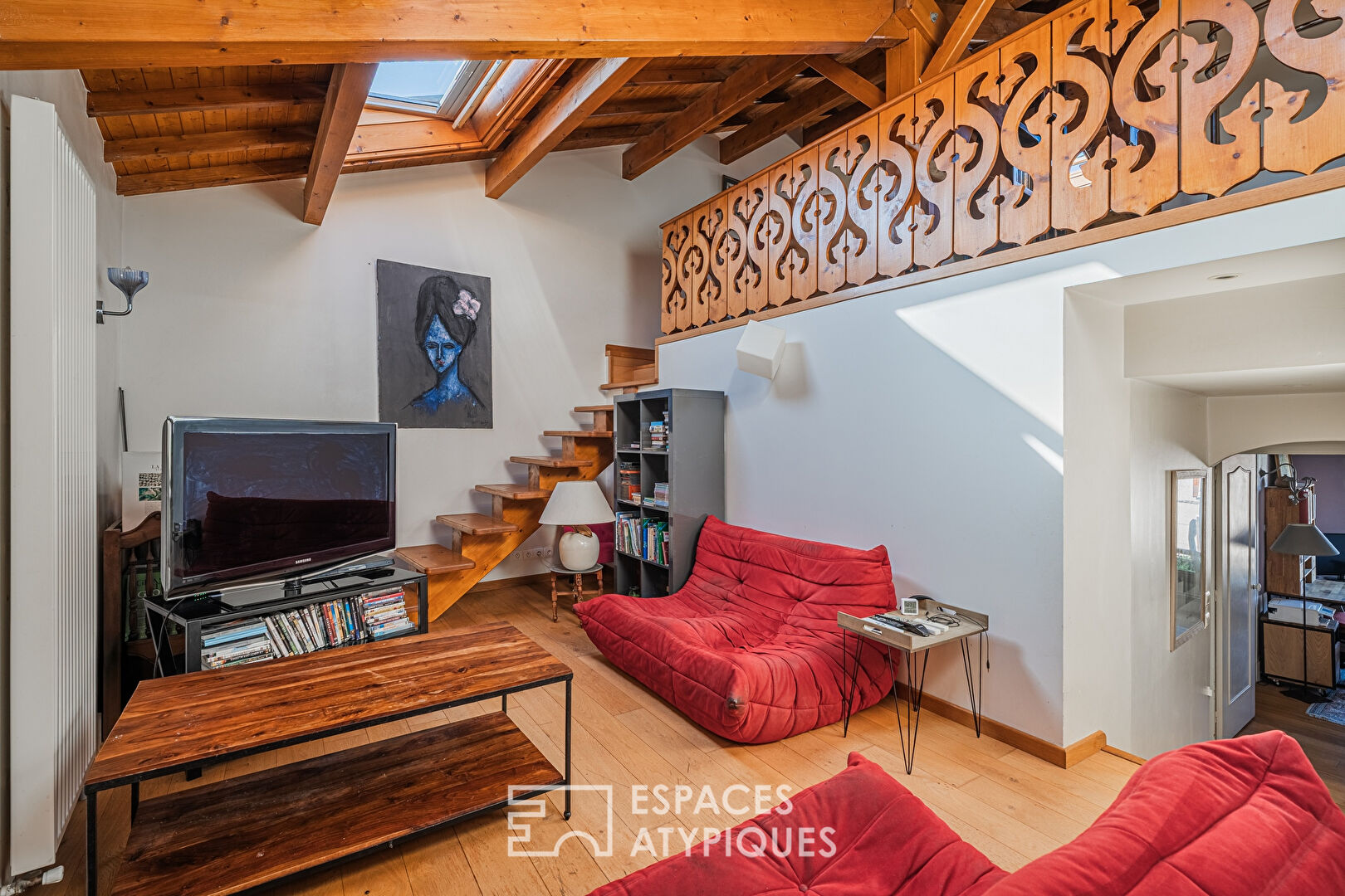 Maison de ville à la rénovation contemporaine avec terrain et dépendance