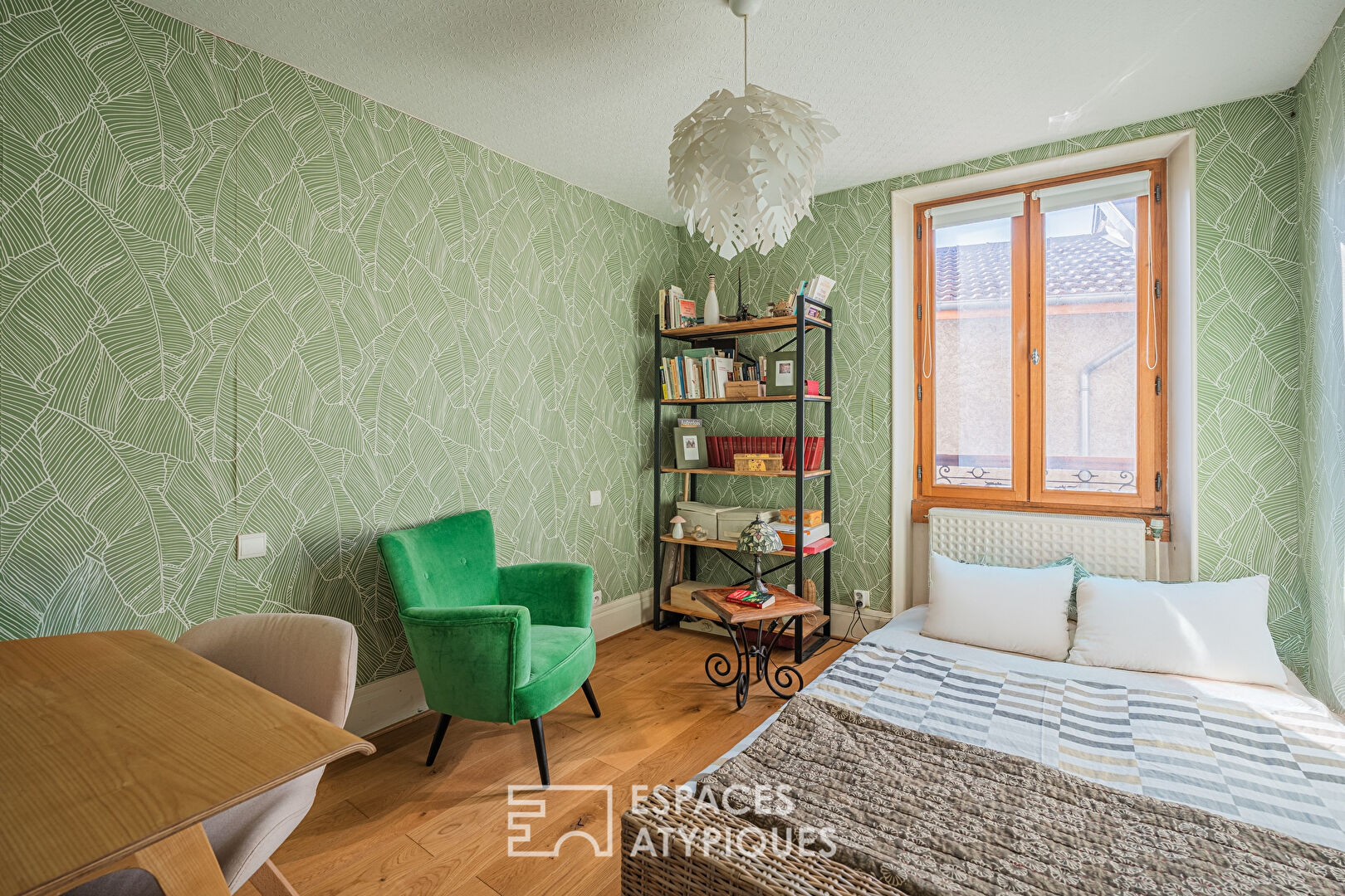 Maison de ville à la rénovation contemporaine avec terrain et dépendance