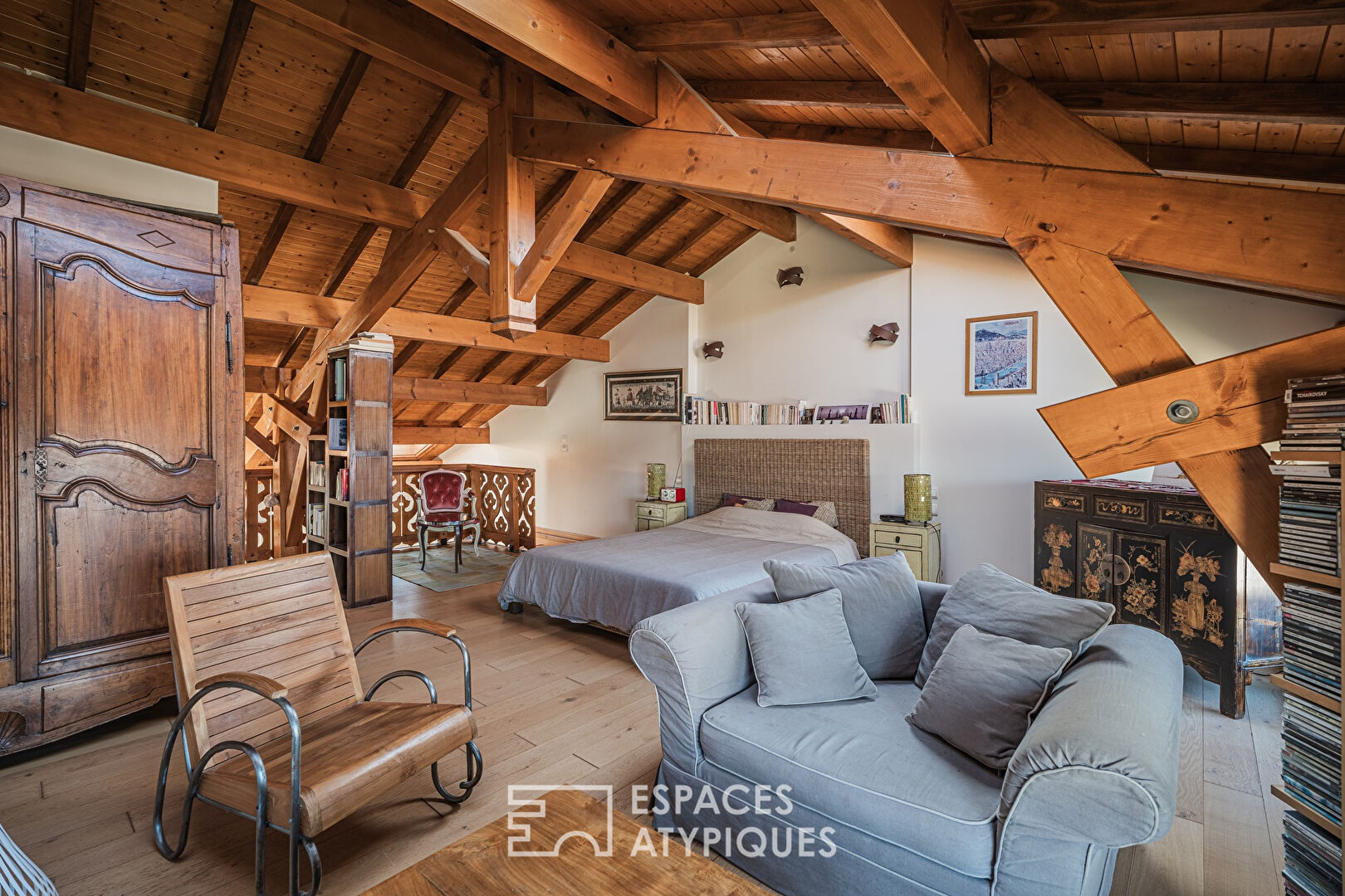 Maison de ville à la rénovation contemporaine avec terrain et dépendance