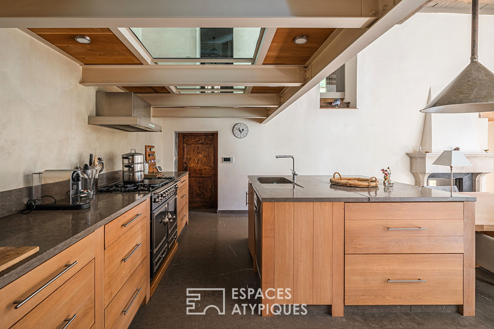Ancienne ferme à la rénovation d’exception avec piscine et vue