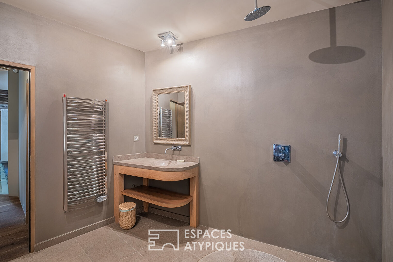Ancienne ferme à la rénovation d’exception avec piscine et vue