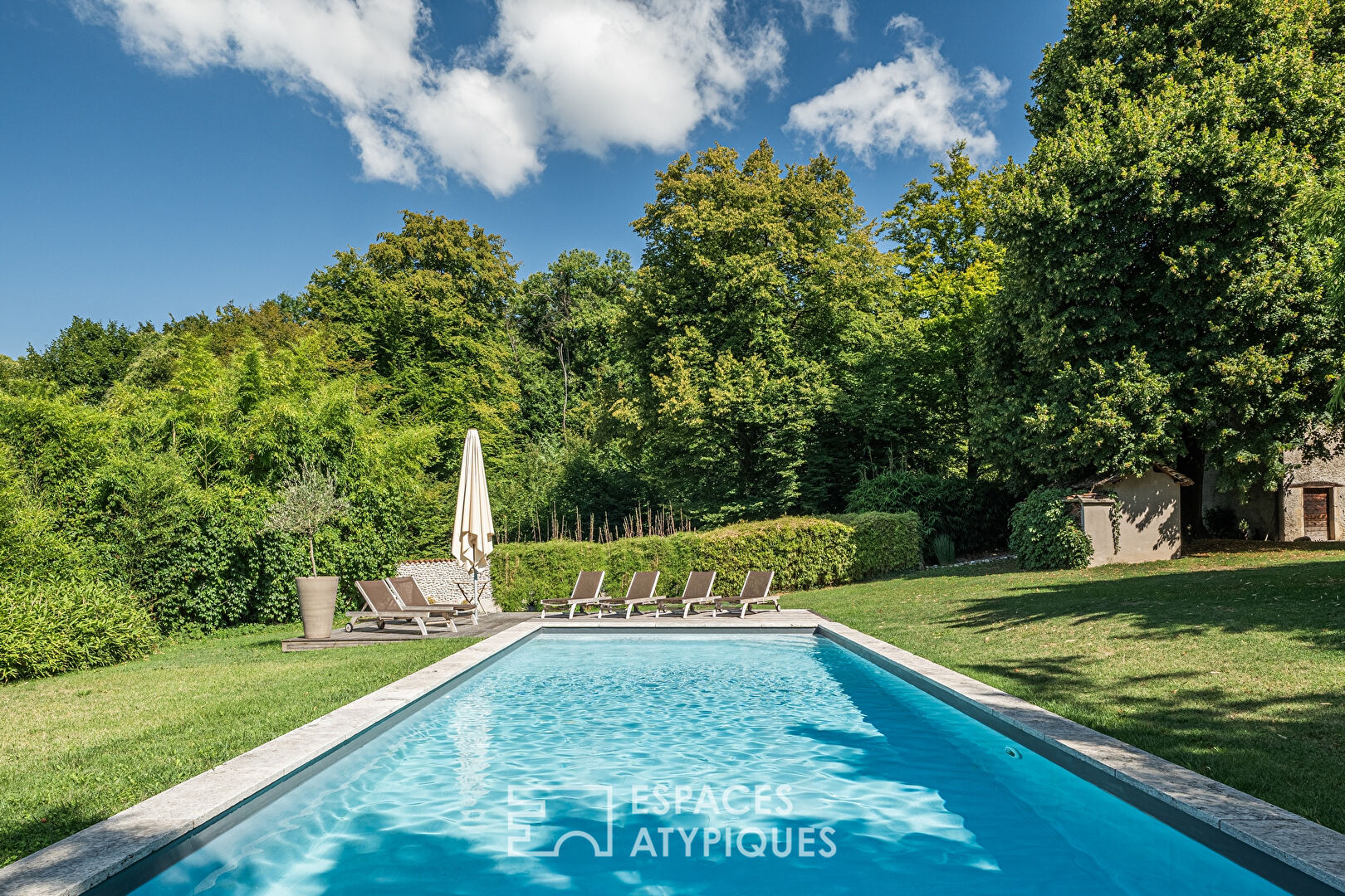 Ancienne ferme à la rénovation d’exception avec piscine et vue