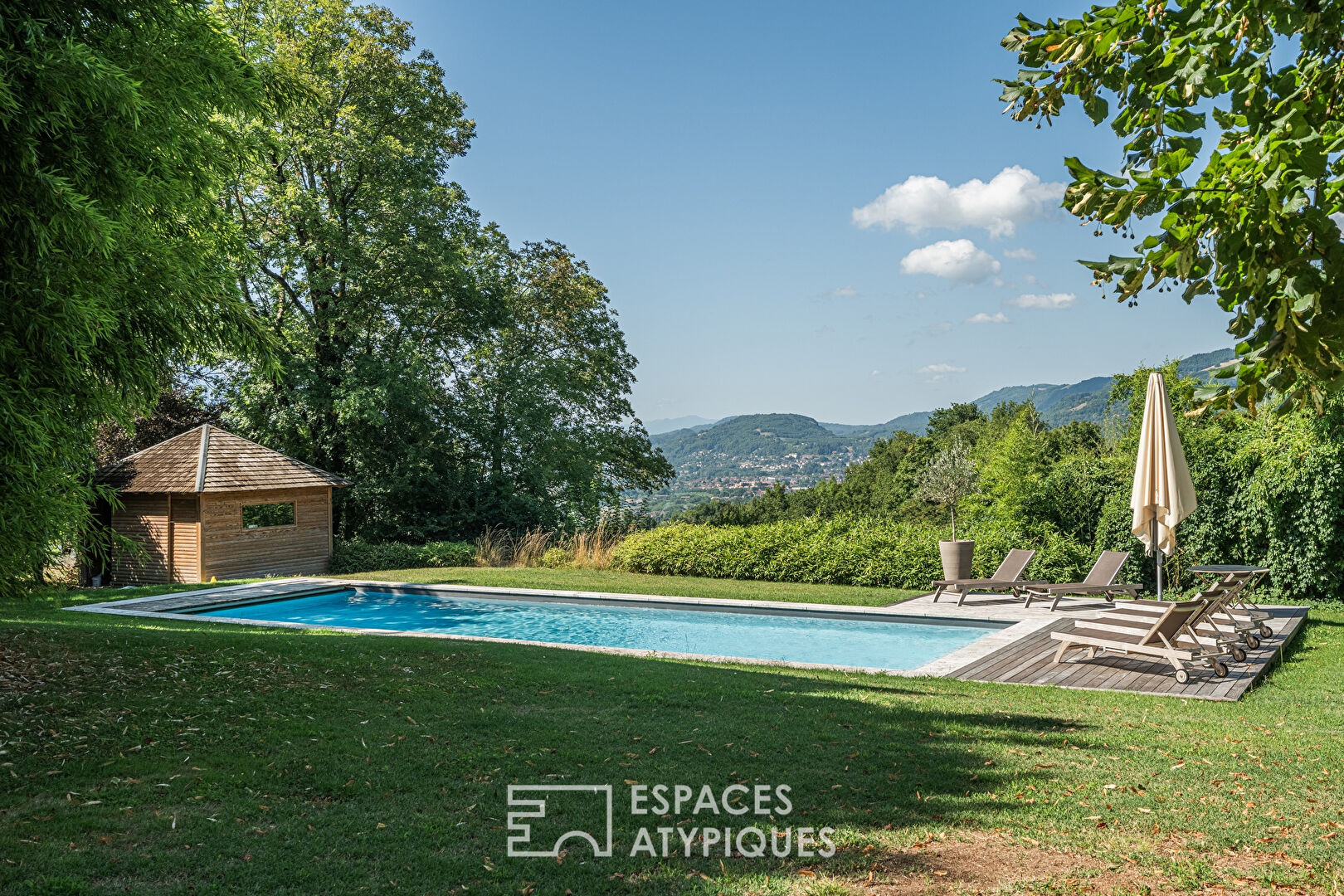 Ancienne ferme à la rénovation d’exception avec piscine et vue
