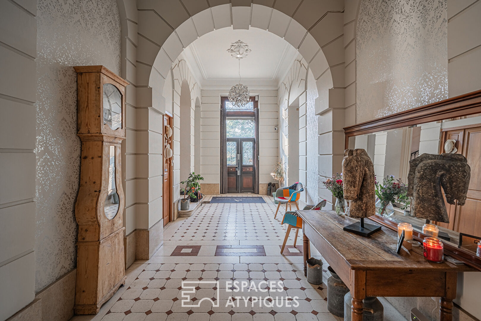 Elégance intemporelle avec restaurant et chambres d&rsquo;hôtes dans un manoir d&rsquo;exception