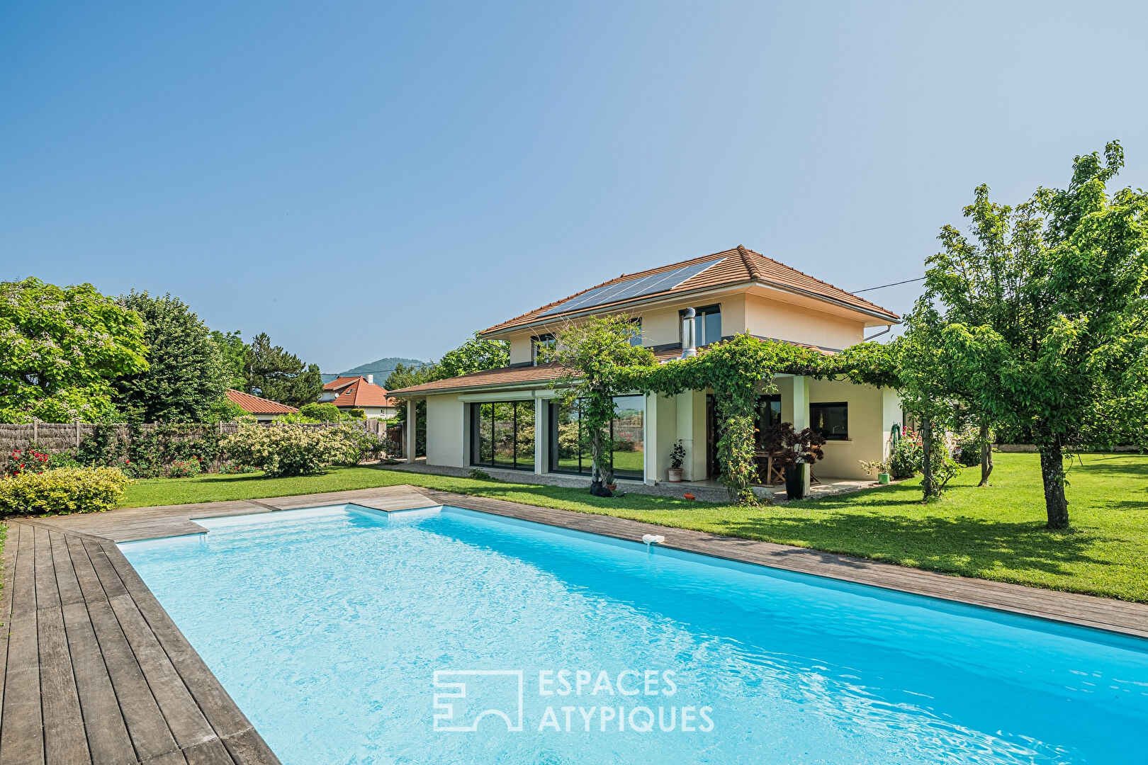 Villa avec piscine et vue sur les hauts de Brie et Angonnes