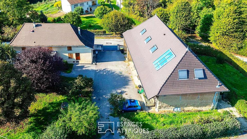 Ancien corps de ferme rénové avec ses deux habitations dauphinoises sur 2 hectares