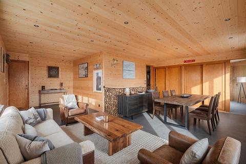 Chalet skis aux pieds avec vue sur la Croix de Chamrousse