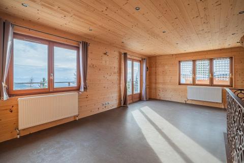 Chalet skis aux pieds avec vue sur la Croix de Chamrousse