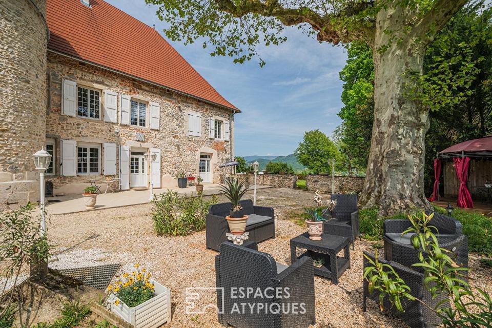 Propriété d'exception Château médiéval réhabilité aux volumes singuliers