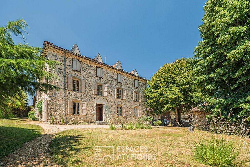 Maison de maître et son parc arboré sur la vallée de la Bourbre
