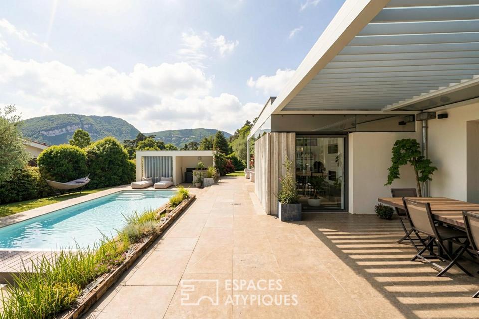 Maison à la rénovation contemporaine avec piscine et vue montagnes