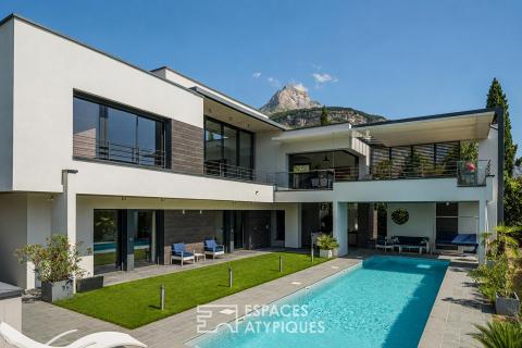 Maison d’architecte : Grand angle et transparence face aux montagnes
