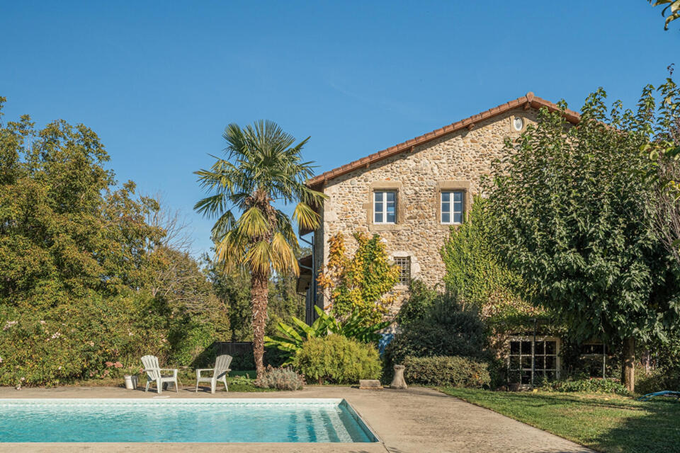 Bâtisse du XVIIIe siècle avec piscine