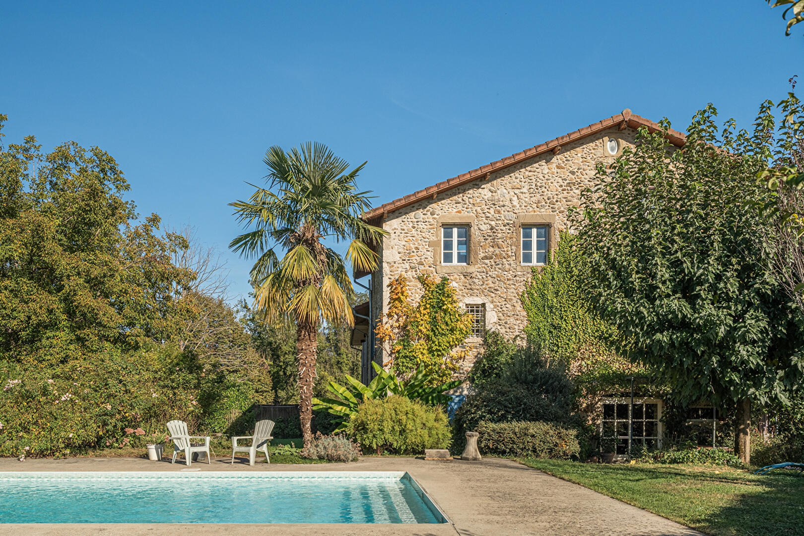 Bâtisse du XVIIIe siècle avec piscine