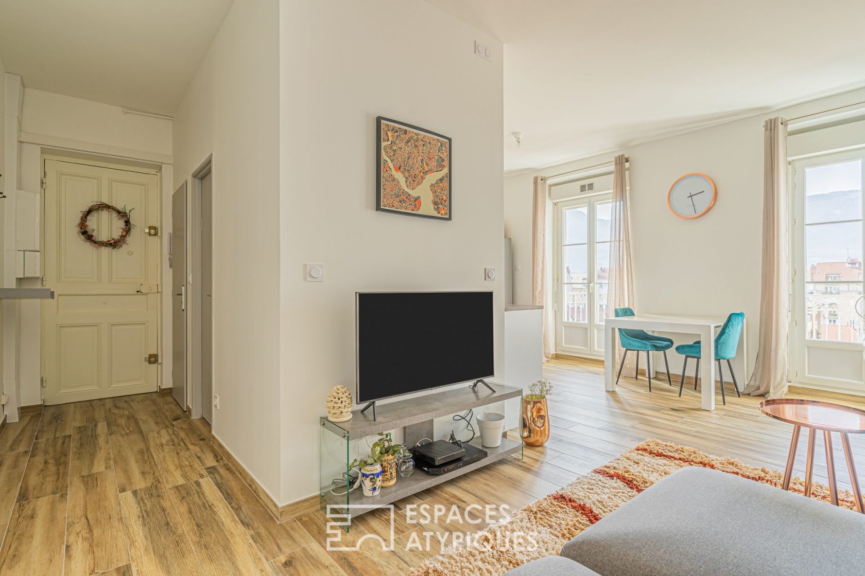 Renovated top floor apartment with view