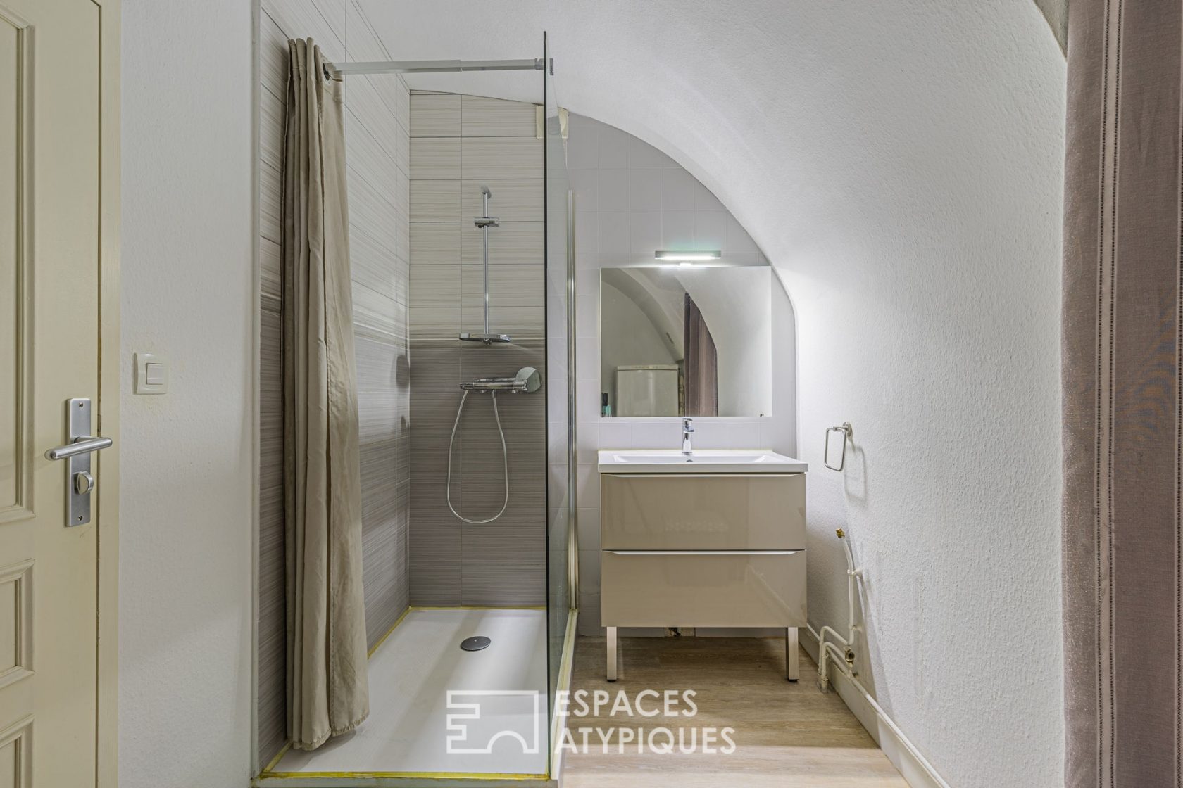 Appartement en rez-de-jardin au château
