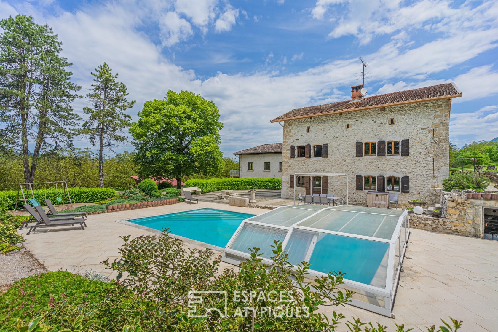 Charming house and its wooded park