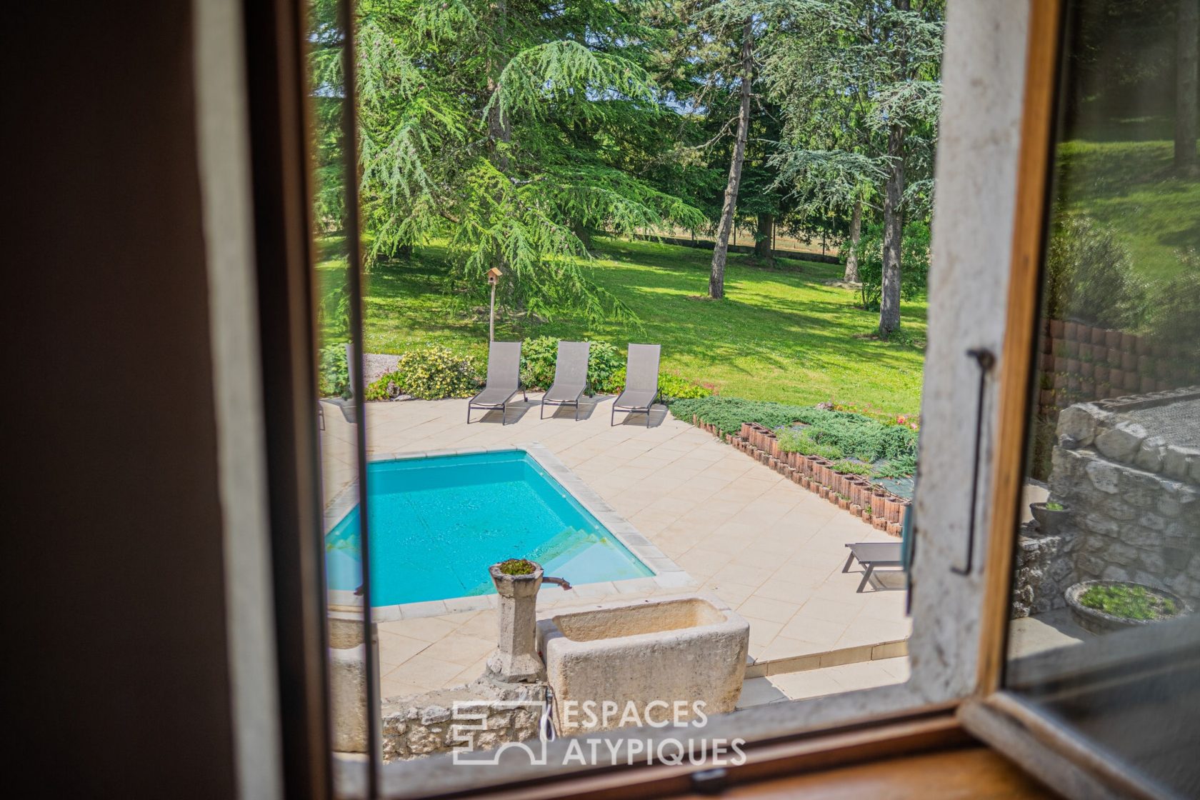 Charming house and its wooded park