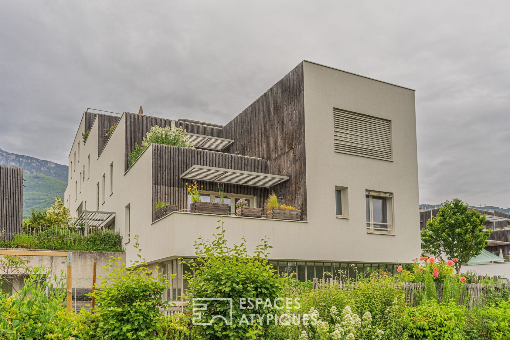 Appartement contemporain dans son écrin de verdure