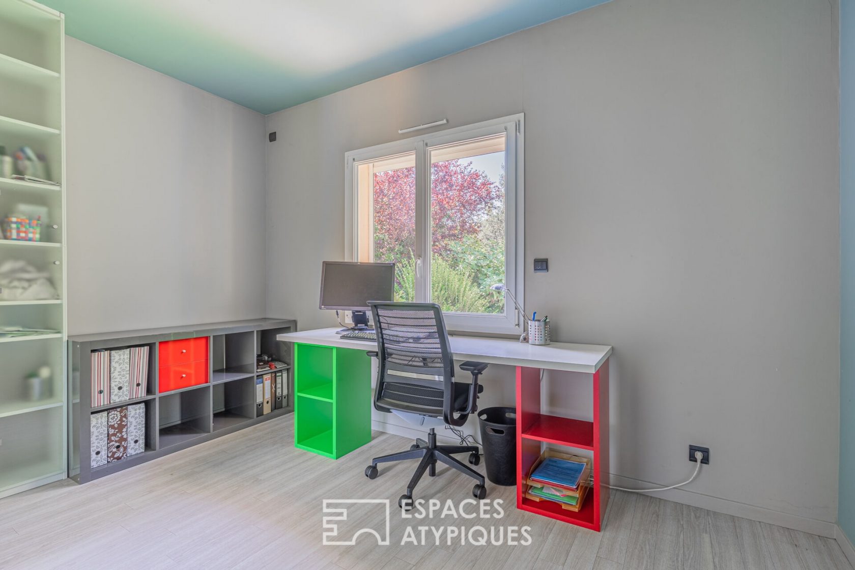 Maison contemporaine dans son cadre verdoyant