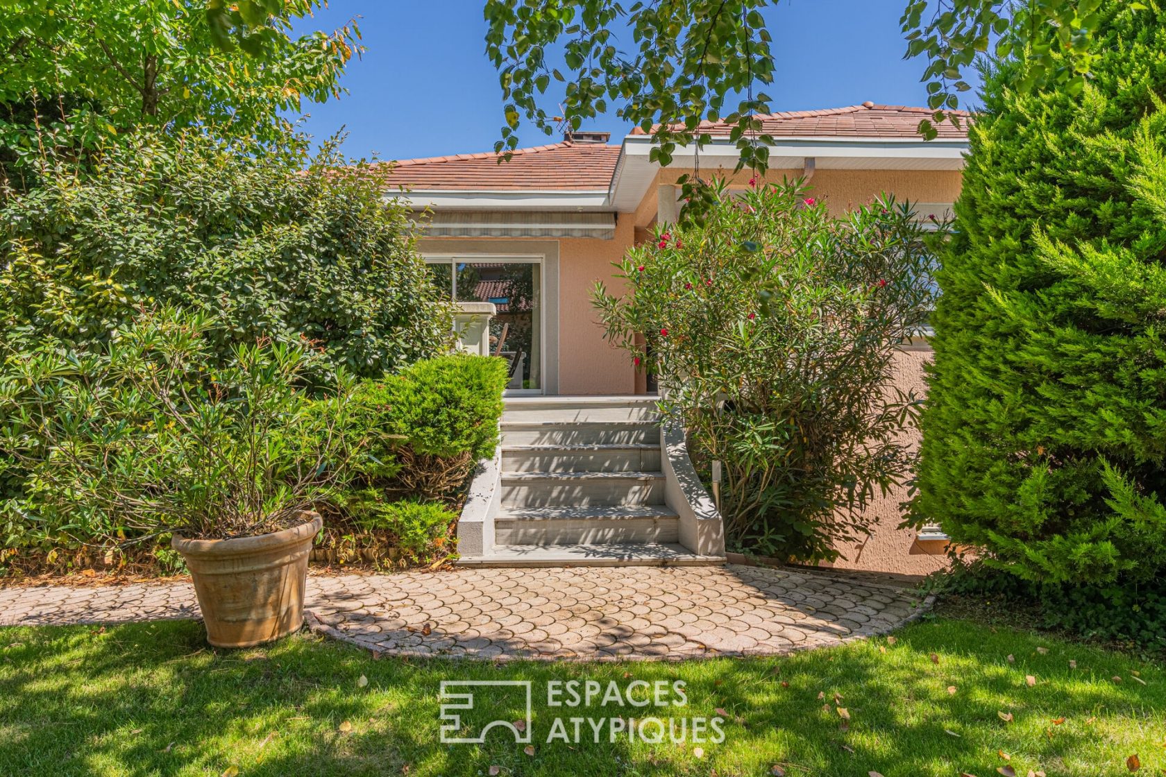 Maison contemporaine dans son cadre verdoyant