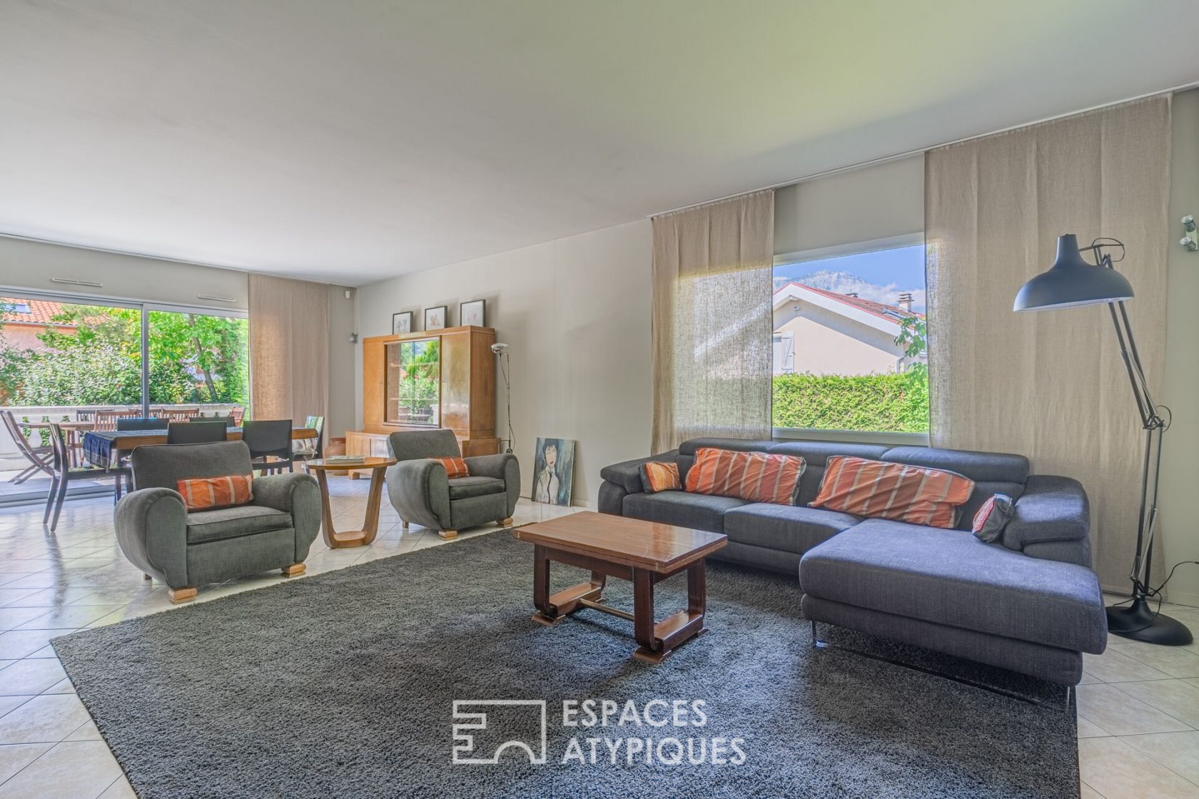 Maison contemporaine dans son cadre verdoyant