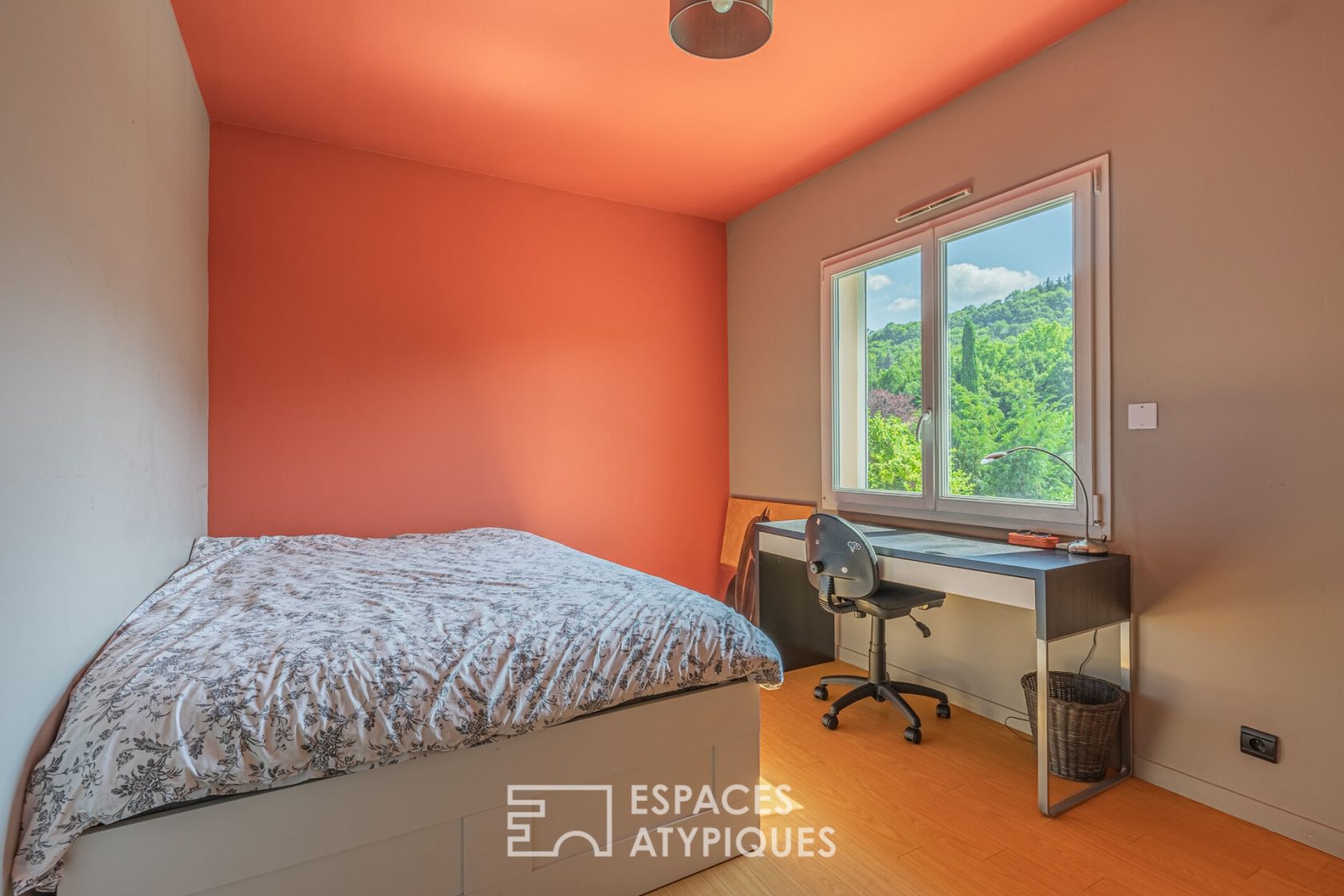 Maison contemporaine dans son cadre verdoyant