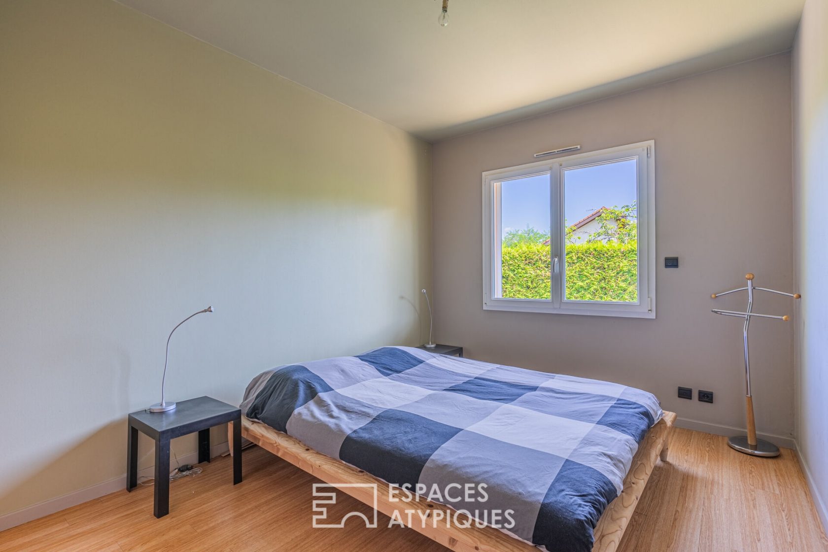 Maison contemporaine dans son cadre verdoyant